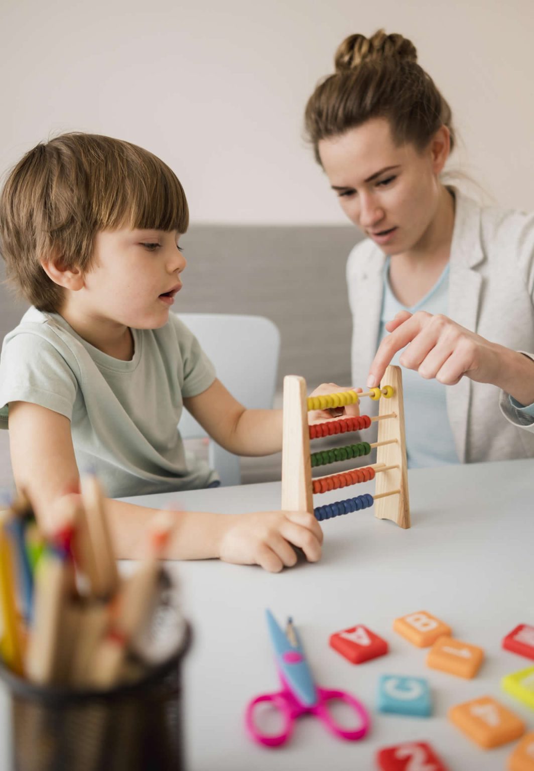 Terapeuta trabajando con niño
